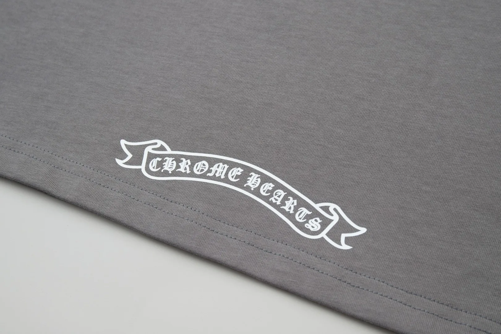 🅿️230 ✨CH✨🆕25SS Spring and Summer New Style Crow Heart✝Rack Logo Embroidered Short Sleeves Light luxury essential item for daily commuting for men and women Correct version Welcome to compare Detailed features · 260g 100% pure cotton double yarn jersey fabric · Custom dyed in the same cylinder, special thickened 32 count double-ply 1X1 thread · Double needle stitching and cross-stitching technology · Original main mark, washed tag, brand moisture-proof paper packaging Color: white/black/grey Size: S/M/L/XL